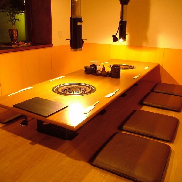 There is also a tatami room that is ideal for various gatherings.You can take off your shoes and relax, so please enjoy your meal and drink slowly.It can be used by up to 24 people by removing the partition.It can be used for various scenes such as launches and welcome parties.Feel free to ask the store!