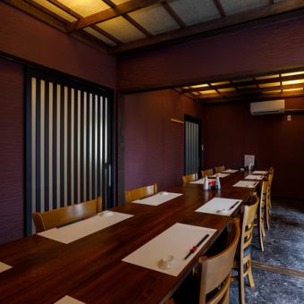 個室は最大14名まで対応可能。会社の打ち上げや親族の集まりなど、プライベート感を大切にした宴席に重宝されるレイアウトです。