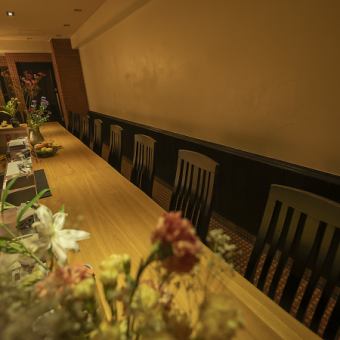 【カウンター×10席】広々とゆとりがあって使いやすいカウンター席を完備！仕事帰りのサク飲みにも気軽にご利用いただけるお席です♪