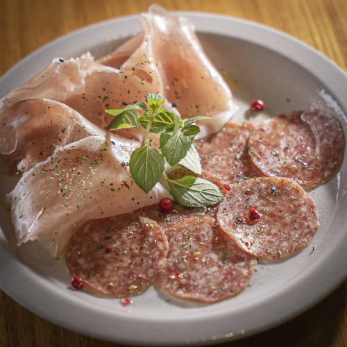 【軽食にどうぞ♪】生ハムとサラミ盛り合わせ　700円(税込)