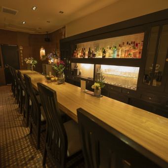 【カウンター×10席】広々とゆとりがあって使いやすいカウンター席を完備！素敵なインテリアに囲まれておいしい食事を満喫できます★