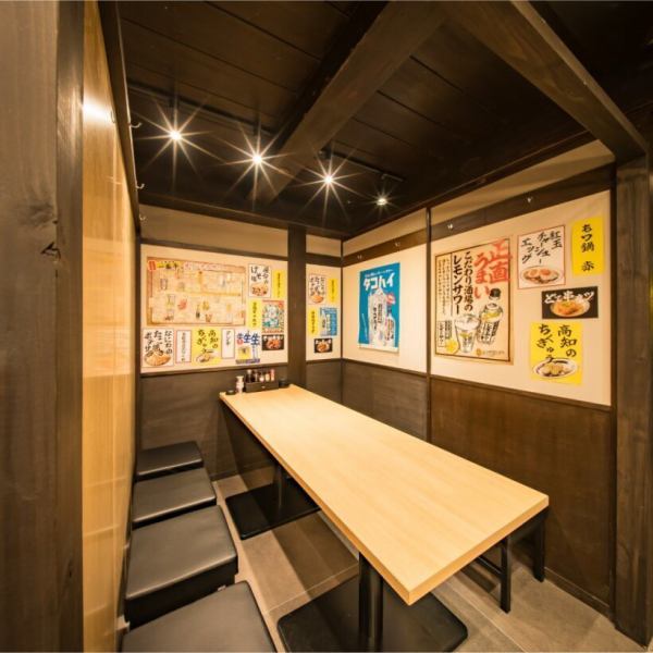 【オシャレ和個室◆】2名様~OK!木の温もりに包まれた落ち着いた和個室は、デートや女子会、友人との食事にぴったり♪まわりを気にせず過ごせるプライベート空間で、焼き鳥や海鮮、串カツなどこだわりの料理をゆったり堪能できます◎雰囲気重視の大人の食事にもおすすめ!