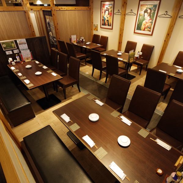 【貸切★30名様】宴会対応の広々としたテーブル席・個室を備え、大人数でのご利用にも安心な環境です◎最大収容人数に応じて柔軟にレイアウトが可能なので、会社宴会やイベントなどさまざまなシーンで活躍☆日時・人数・ご予算など、店舗までお気軽にご相談ください！宴会シーズンは予約が混み合いますのでお早めにどうぞ◎