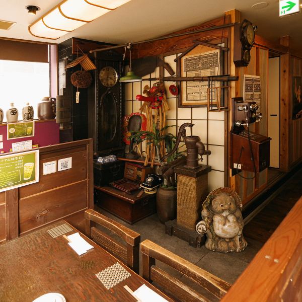 【ネオレトロ】なつかしさが逆に新鮮なこだわりインテリアの店内！昭和レトロの装飾が並び、黒電話や狸の置物がポイント◎デートや友人との会話を楽しむのにちょうど良いボックス席や小さめのカウンターテーブル席をご用意★店内は全面禁煙のため、タバコのにおいが苦手な方・お子様連れのお客様も安心してご来店頂けます♪