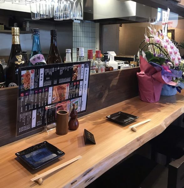 The counter seats are perfect for a quick drink after work, and are perfect for those who are alone. We are taking measures to prevent the spread of infection, such as having staff wear masks and providing disinfectant, so please feel free to come and visit us!