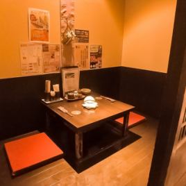 Tsukikari Minamiurawa商店拥有一个适合两个人的私人空间。因为墙壁在所有侧面并且门都在打开，所以请只与两个人一起度过轻松的时光。在气氛完美的空间中度过轻松的时光。来吧，在月光下，在平静的灯光下享受无限畅饮和特色菜♪