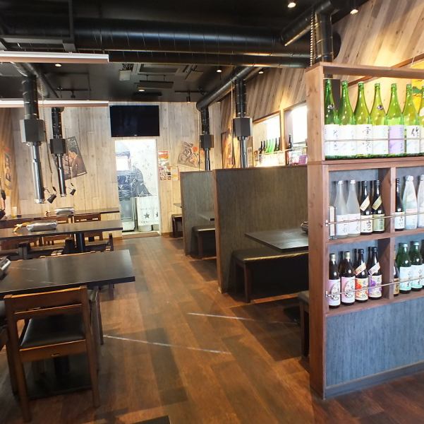 There are two types of table seats in the one-floor store: private room-style table seats with partitions and table seats that can be partitioned by roll curtain type.You can enjoy your meal without worrying about the eyes around you.