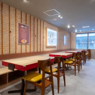 6名様、8名様、10名様など人数に合わせてテーブルをつなげることも可能です!最大20名様まで可能なので大規模宴会にぜひご利用ください。なお、店内の状況次第ではご利用いただけない場合もございますので、予めご了承ください。快適な空間でお楽しみいただけるよう心がけております。