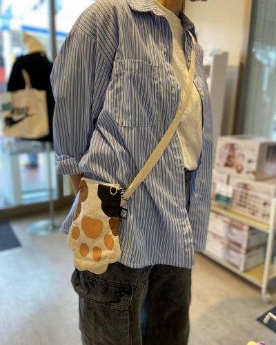 新しい商品パート4
ネコの手ショルダーバッグ👜

¥1980(税抜¥1800)
ハンカチやティッシュはもちろん
スマホも入ります☺️
サコッシュタイプでコンパクト！
チャックも付いているので、安心です😺

#平塚#保護猫#猫カフェ#保護猫カフェ
#猫#猫カフェにじのはし#譲渡
#にじのはし#ニャンズダグラム
#ペットセレモニーウェイビー
#ショルダーバッグ#サコッシュ
#斜めがけバッグ#ネコグッズ