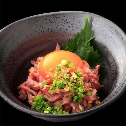 Roasted beef tongue with green onion and salt yukhoe