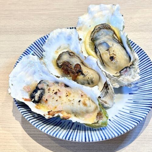 殻付き 焼き牡蠣三種(レモン・ベーコンチーズ・青唐辛子味噌)