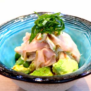 蒸し鶏アボカドの梅大葉和え