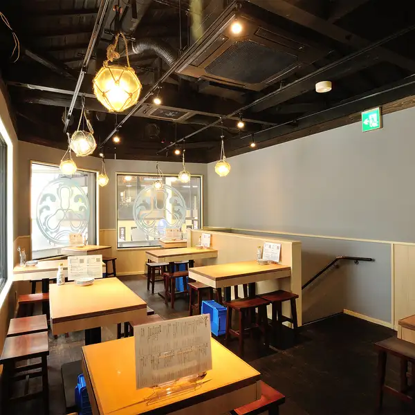 【大人数OK!広々お洒落フロア】落ち着いた照明が心地よい空間は、会社の飲み会やサークルの打ち上げ、大人数でのご宴会に最適!自慢の絶品牡蠣料理と豊富なドリンクで、特別なひとときを華やかに彩ります。梅田東通りでの居酒屋宴会・貸切のご相談もお気軽に。今すぐ空席確認&ご予約を!