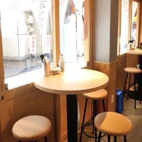 2名～3名様でのご利用にちょうどいい、コンパクトで会話が弾む丸テーブル席です。昼飲みや、少人数でのディナーをゆったりとお楽しみいただけます。
