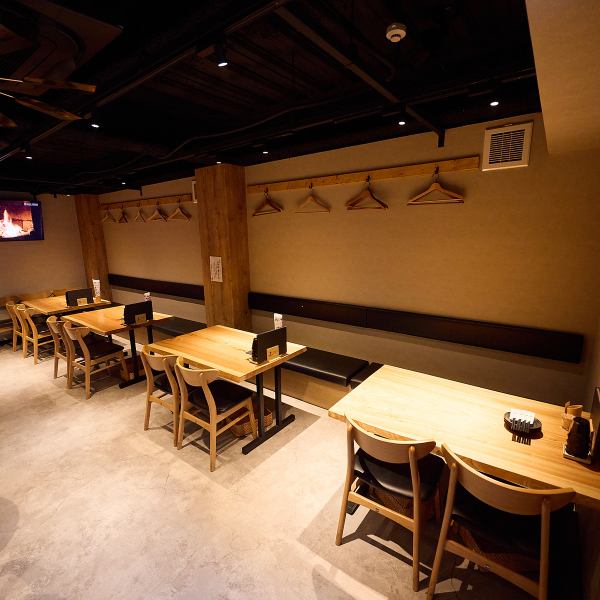 温かみのある無垢材のテーブルと椅子をふんだんに使い、木漏れ日のような照明で照らされた店内は、居心地のよい落ち着いた雰囲気です。多彩なシーンにぜひご利用ください。ご来店お待ちしております。