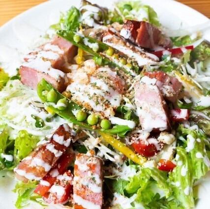 藁焼きベーコンと季節の彩り野菜のシーザーサラダ