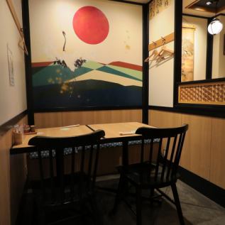 因為是桌椅，所以即使是長時間的宴會也可以放鬆身心！顏色統一，與充滿現代日式風格的店內裝修完美契合。可以合併座位，因此請隨時聯繫我們了解人數。我們還提供5,000日元起的宴會套餐！