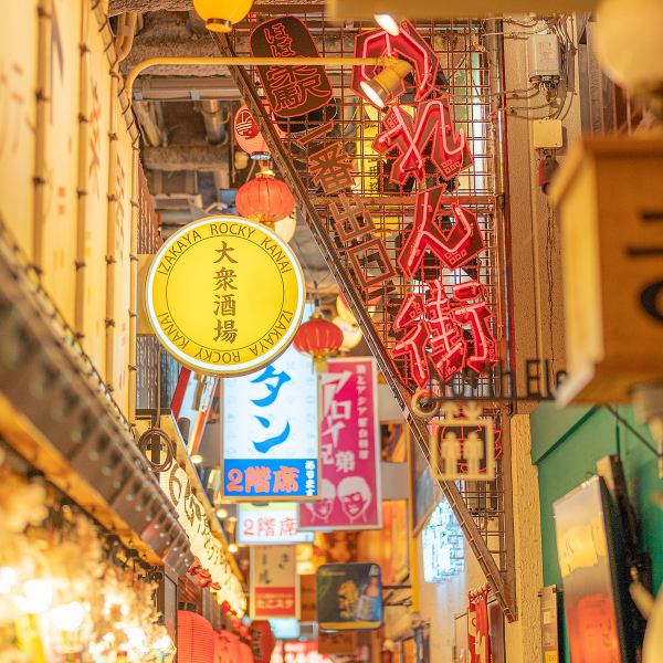 当店は栄駅1番出口から徒歩185mの好アクセス。通常は深夜0時まで営業しており、金・土・祝前日は深夜3時まで楽しめます。時間を気にせず、心ゆくまでお食事をお楽しみいただけるのが魅力♪温かみのある照明とカラフルな提灯が飾られた店内で、仲間と楽しいひとときを過ごせます。