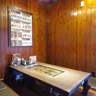 【6人掛けテーブル席】ご友人やご家族とのお食事に最適な広々とした席。