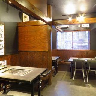 【4人掛けテーブル席】美味しい料理を囲みながら、会話が弾むひとときを楽しめます。