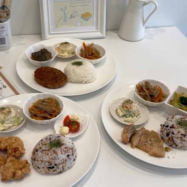 ◆ランチプレート税込み1,100円でメイン、おばんざい3種類、ドリンク付き日替わりメニューを5食用意してあります