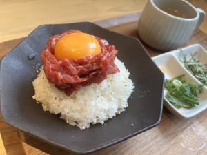 黒毛和牛のとろける生ユッケ丼