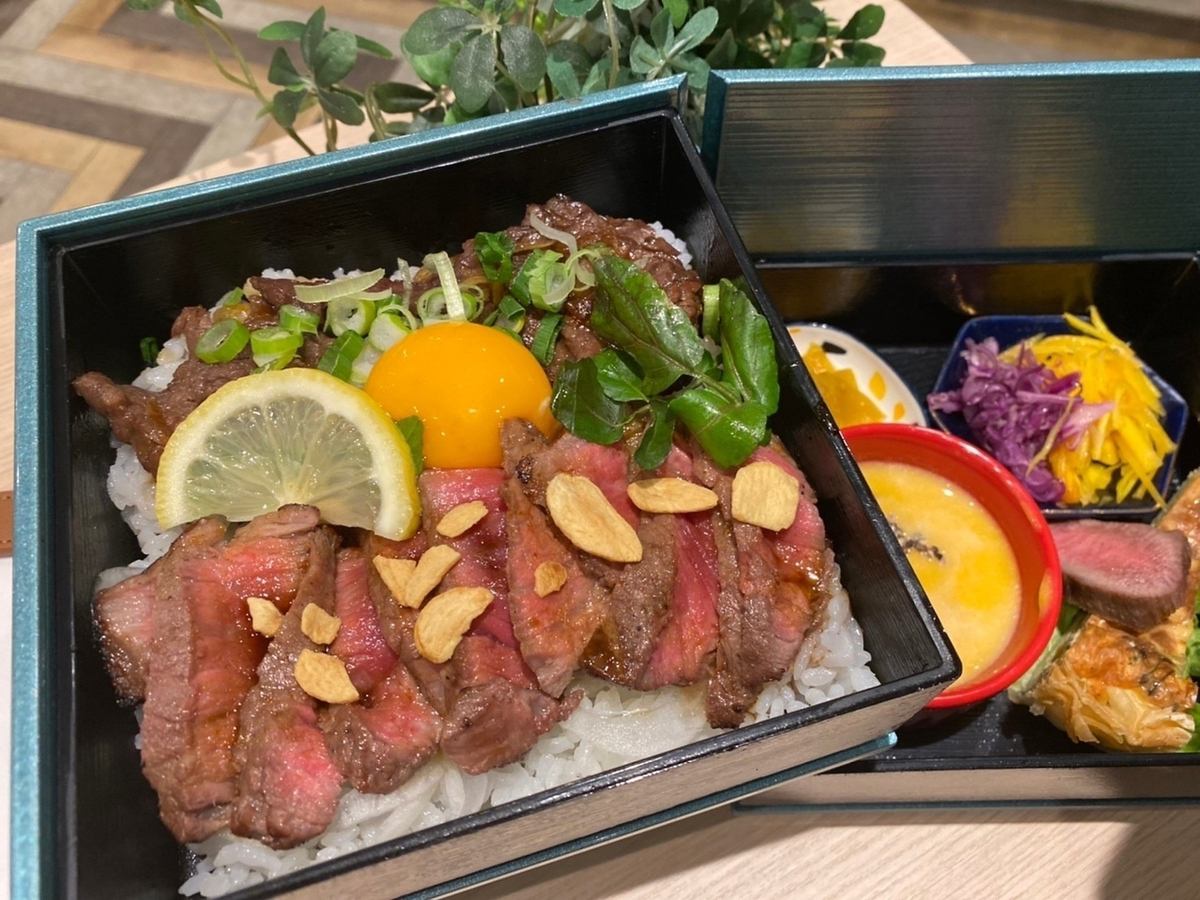 期間限定　一押しはA5黒毛和牛と牛すき焼きの二色ギュウギュウ重1480円