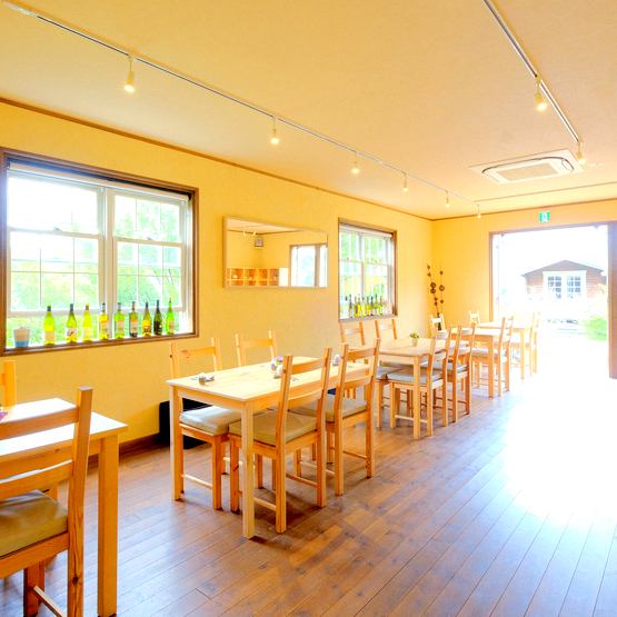 [In a store full of warmth of wood] At lunch, lighting from the large windows creates a natural and gentle atmosphere.Miscellaneous goods are also sold, and you can use it as a select shop ♪