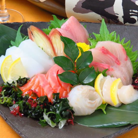 目利きより仕入れた魚介は鮮度◎オススメはお造りの盛り合せ。