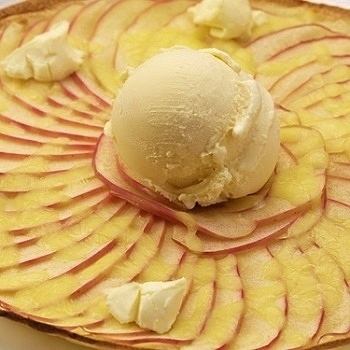 Pizza with apple and honey ice cream