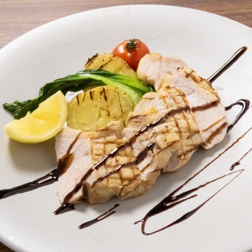 じっくりと低温で仕上げた国産豚のローストポーク　バルサミコソースとナッツをアクセント