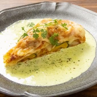 シーフードラグーと南瓜のラザニア、ハーブ風味のクリームソース