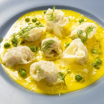 海老と豚、新玉ねぎを包んだ ワンタンラビオリ　南瓜のクリームソース