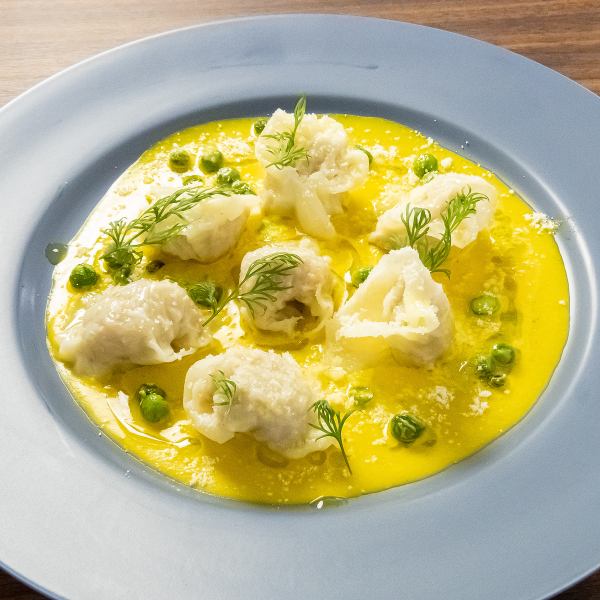 海老と豚、新玉ねぎを包んだ ワンタンラビオリ 南瓜のクリームソース