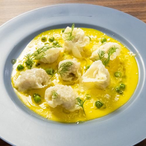 海老と豚、新玉ねぎを包んだ ワンタンラビオリ 南瓜のクリームソース