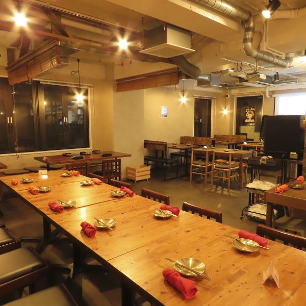 三田駅・田町駅からすぐの便利な立地で、広々とした店内はゆったりくつろげる空間。テーブル席は適度な距離感で、友達同士や家族と気軽に食事や会話を楽しめます。カジュアルだけどおしゃれな雰囲気で、ランチからディナーまで本格韓国料理をリラックスして満喫できます。皆様のご来店をお待ちしてしています♪