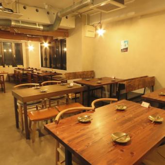 1～2階のカウンター・テーブル席は、おひとり様のお食事から女子会・ご宴会の場としても最適◎外が見える空間でぜひごゆっくりとお過ごし下さい。田町駅/三田駅からもアクセスが抜群です。