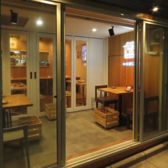 【個室あり♪】お席は4名のテーブル席をご用意しております。プライベートなシーンでのご利用に最適です。予約優先となりますので、お気軽にご予約ください。お客様の特別な時間をお手伝いさせていただきます。