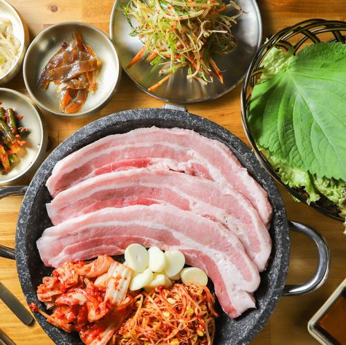 国産厚切り豚×自家製ダレが自慢！話題のサムギョプサル