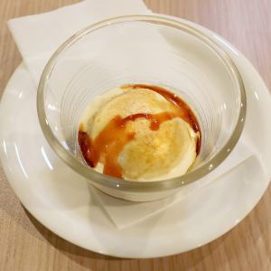 Vanilla ice cream with black honey soybean flour