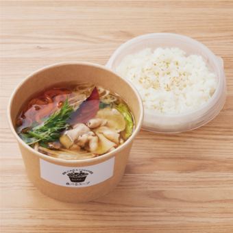 Edible soup [Japanese-style hot pot with exquisite white soy sauce] *Comes with rice