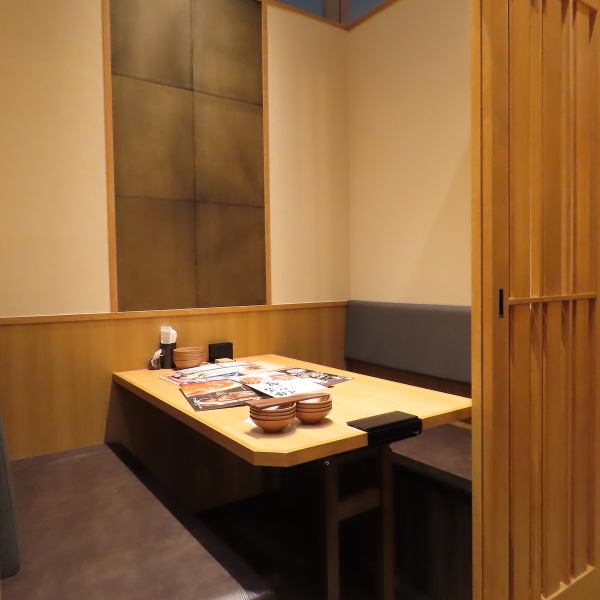 木のぬくもりが温かい癒しの落ち着いた空間でしゃぶしゃぶ食べ放題をお楽しみいただけます。ご家族での利用は部活仲間やご友人と是非、温野菜ならではの、お肉・お野菜・お出汁で食べるしゃぶしゃぶをおたのしみください♪また、食べ放題でお腹いっぱいご堪能ください♪※写真は系列店です。