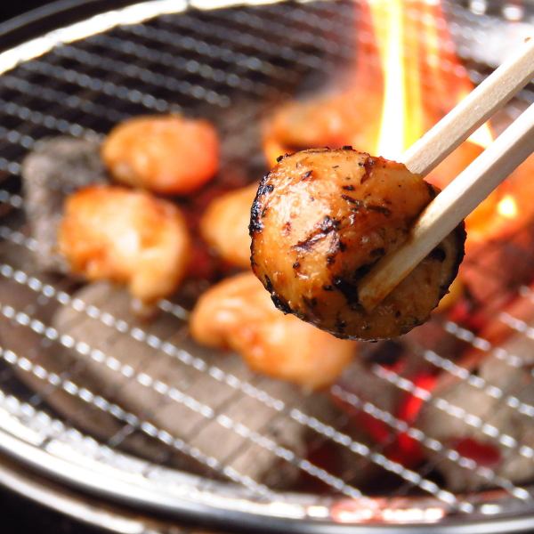 七輪で炭火焼肉を楽しめる。厳選食材を使った本格的な炭火焼をご堪能あれ。