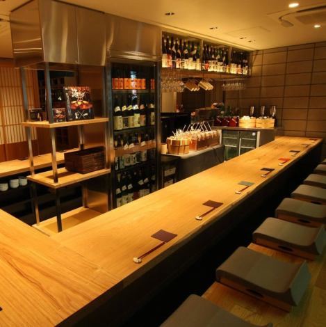 ≪カウンター席≫「真空管」から流れるJazzを聴きながら、旬の海鮮を使った和食料理を。目の前にいる利酒師に料理に合った日本酒を150種類以上の中からセレクト、飲み方までこだわって。銀座の大人デートや接待に、ぜひご利用ください。