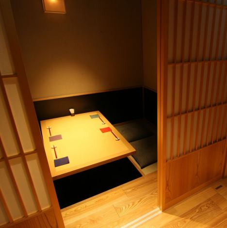 ≪完全個室≫少人数でご利用頂ける完全個室は2名様よりご予約頂けます。大切な接待や記念日など、ゆったりとお過ごしいただけます。落ち着いた雰囲気の中で、銀座の本格和食と創作料理、日本酒もひと折美味しく。人気があるため、ご予約は必須です。※個室のご利用はチャージ10%を頂いております。