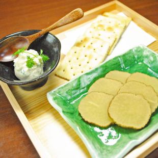 クラッカーにのせて いぶりがっこ と 香味クリームチーズ