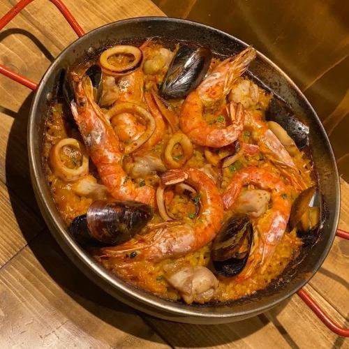 Seafood paella packed with the delicious flavors of seafood, small size \1,738 (tax included)