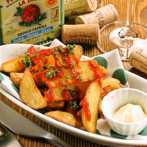파타 타블라 버스 감자 튀김의 매운 토마토 소스