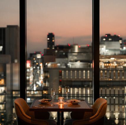 夜景が美しいこのお店では、ロマンチックなひとときを楽しむことができます。大きな窓から望む景色は、夜の煌めく街並みが広がり、特別なディナーを彩ります。デートや特別なイベントに最適です。落ち着いた雰囲気の中で、心温まる料理と共に、最高の時間を過ごせる場所です。