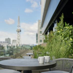 開放的なテラス席で名古屋の景色を眺望できます。晴れた日のランチタイムやカフェタイムにぴったりです。